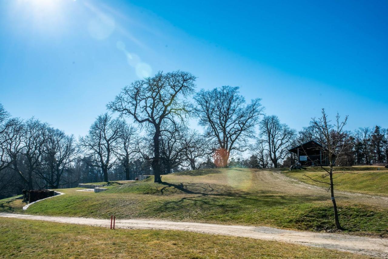 Отель Na Golfu Kestrany Экстерьер фото